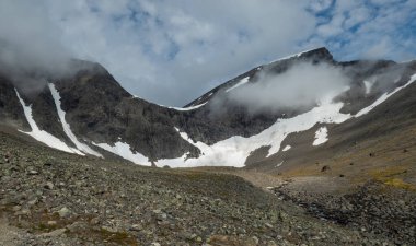 Kebnekaise dağ istasyonundan Kebnekaise zirvesine doğru batı patikası, Lapland, İsveç.