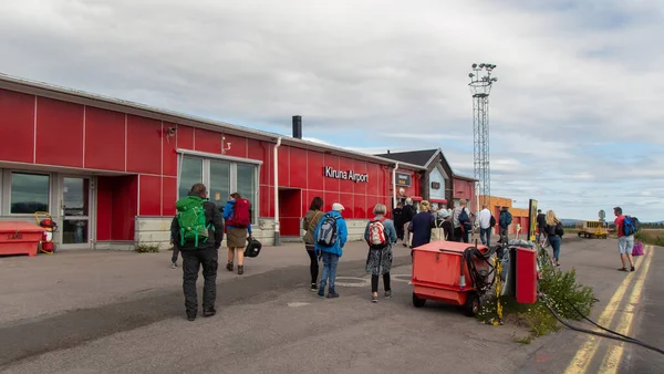 Kiruna Havaalanı, Laponya, İsveç 'te gezginler. Uçaktan ayrılan yolcular.