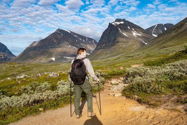 Kebnekaise dağ istasyonundan Kebnekaise zirvesine, Lapland, İsveç 'e doğru batı patikasındaki yürüyüşçü..