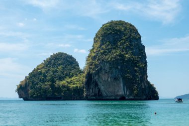 Tayland 'ın güneyindeki Ao Nang yakınlarında, Ao Phra Nang Sahili açıklarında dağlık ve ağaçlık bir ada..