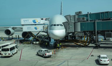 Katar Havayolları 'ndan kalkan Airbus A380, Katar' ın Doha kentindeki Hamad Uluslararası Havalimanı 'na kenetlendi. Dünyanın en büyük uçağı..