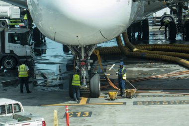 Katar Havayolları 'ndan kalkan Airbus A380, Katar' ın Doha kentindeki Hamad Uluslararası Havalimanı 'na kenetlendi. Dünyanın en büyük uçağı..