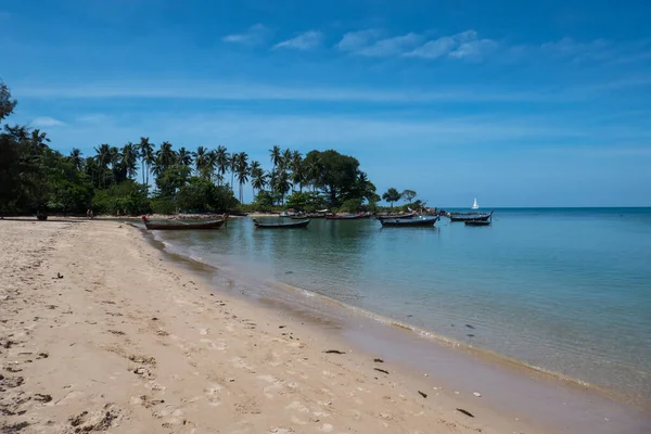 Plage Tranquille Avec Des Bateaux Sur Île Koh Lanta Dans — Photo