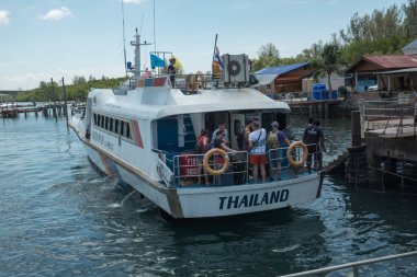 Tayland 'ın güneyindeki Koh Lanta adasının kuzeyindeki Saladan limanında küçük bir feribot..