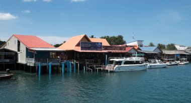 Tayland 'ın güneyindeki Koh Lanta adasının kuzeyindeki Saladan limanında tekne ve evler.