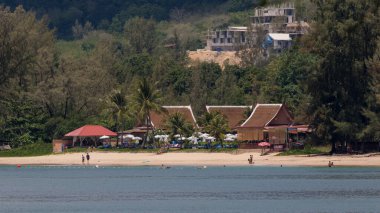 Tayland 'ın güneyindeki Koh Lanta adasında bir tatil köyünde kumsal ve bungalovlar..