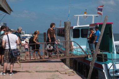 Güney Tayland 'da Koh Lanta Adası' nın kuzeyindeki Saladan limanı. Bir gemiye giren yolcular.