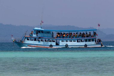 Tayland 'ın güneyindeki Koh Kradan adasında Andaman Denizi' nde bir tekne gezisi..