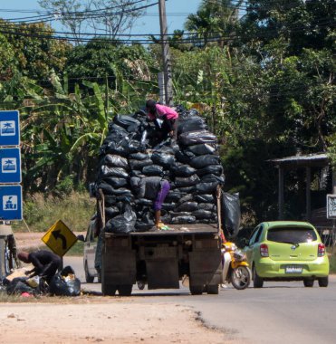 Tayland 'ın güneyindeki Koh Lanta adasındaki bir köyde çöp toplama.