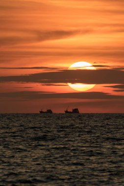Andaman Denizi üzerinde gün batımı, Tayland 'ın güneyindeki Koh Kradan adasından görüldü..
