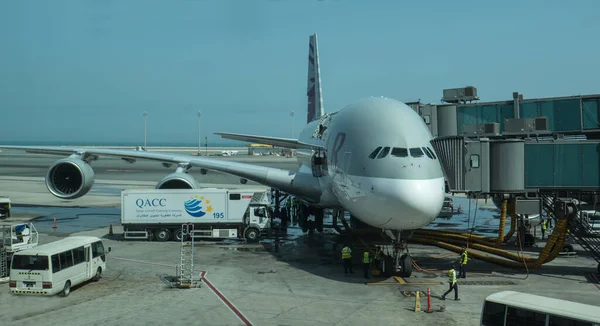 Airbus A380 Qatar Airways Atracó Terminal Del Aeropuerto Internacional Hamad — Foto de Stock