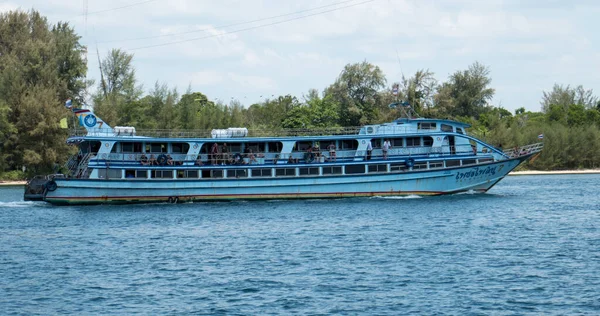 Ferry Arriving Port Saladan Northern Part Koh Lanta Island Southern — Stock Photo, Image