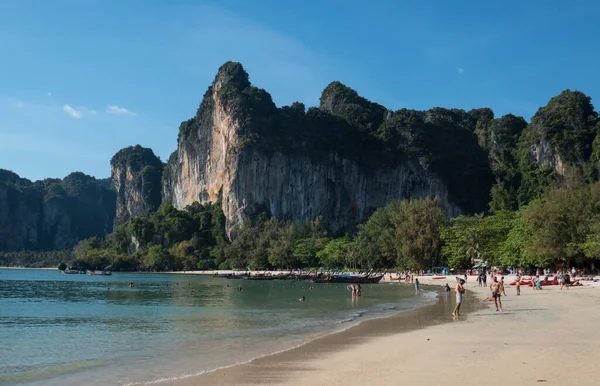 Tayland Güneyinde Nang Krabi Arasındaki Railay Sahili Nde Tekne Insanlar — Stok fotoğraf