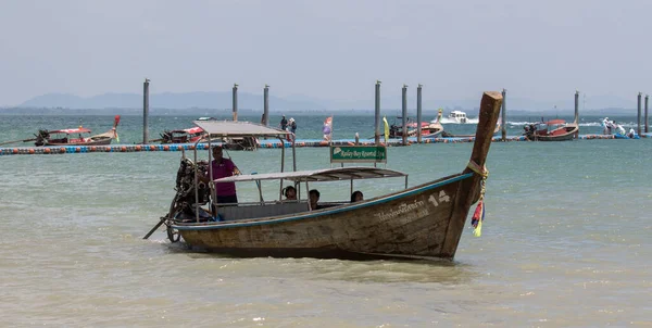 Tayland 'ın güneyindeki Ao Nang yakınlarındaki Railay Sahili' nde uzun kuyruklu tekne ve motorlu tekne..