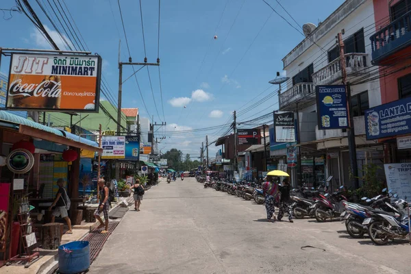 Güney Tayland 'da Koh Lanta adasının kuzeyindeki Saladan şehrinde bir sokak..
