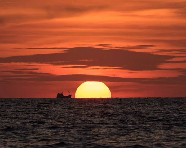 Pôr Sol Sobre Mar Andamão Visto Pequena Ilha Koh Kradan — Fotografia de Stock