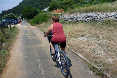 Hırvatistan 'ın Mljet adasında bisikletçi.
