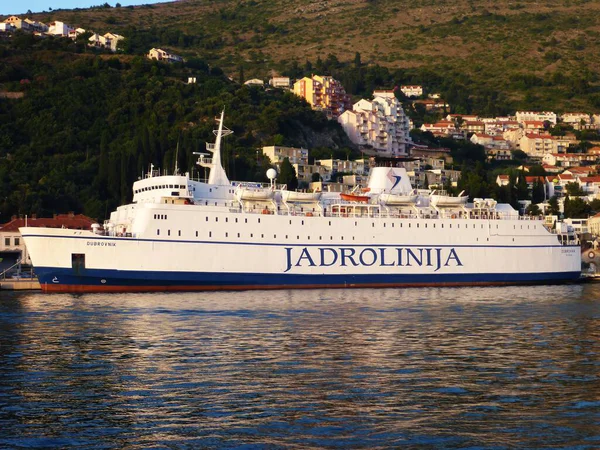 Hırvatistan 'ın Dubrovnik kentindeki rıhtımda Jadrolinija' dan feribot.
