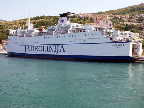 Hırvatistan 'ın Dubrovnik kentindeki rıhtımdan Jadrolinia' ya feribot.