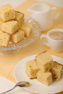 Kahve ile Homecooking banoffee. Muz bisküvi kareler. Seçici odak.