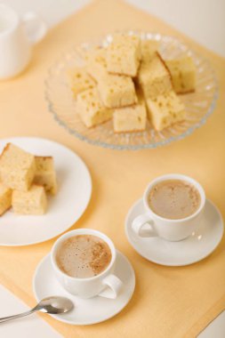 Kahve ile Homecooking banoffee. Muz bisküvi kareler. Seçici odak.