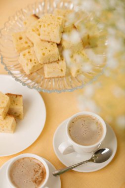 Kahve ile Homecooking banoffee. Muz bisküvi kareler. Seçici odak.