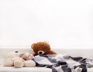 Küçük bebek (3 yaşında bir çocuk) altında kanepede yatıyor