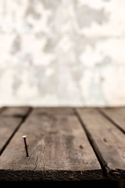 Paslı çivili eski siyah eski püskü tahtalar. Seçici odak.