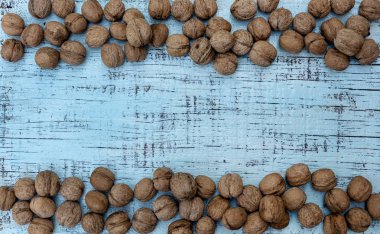 Mavi renk eski ahşap arka plan üzerinde Ceviz. 