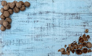 Mavi renk eski ahşap arka plan üzerinde Ceviz. 