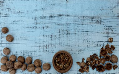 Mavi renk eski ahşap arka plan üzerinde Ceviz. 