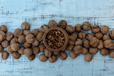 Mavi renk eski ahşap arka plan üzerinde Ceviz. 