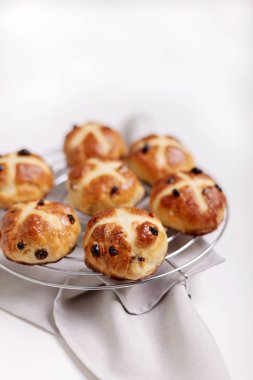 Çörekler bir haç ile işaretlenmiş ve kurutulmuş meyve içeren, geleneksel