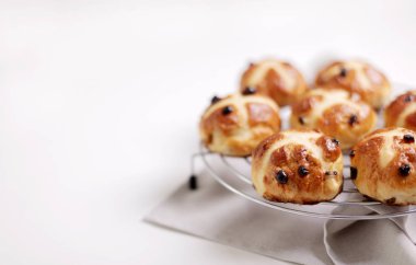 Çörekler bir haç ile işaretlenmiş ve kurutulmuş meyve içeren, geleneksel