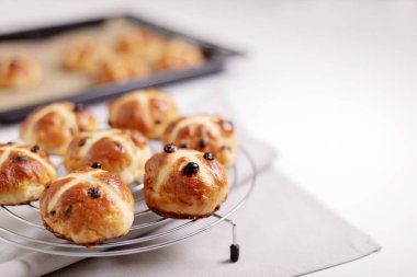 Çörekler bir haç ile işaretlenmiş ve kurutulmuş meyve içeren, geleneksel