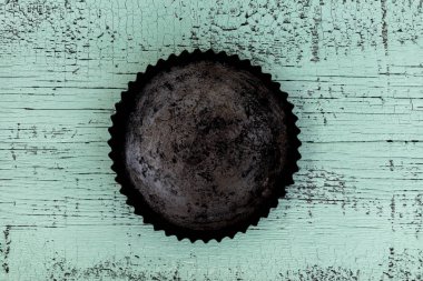 Ahşap arka plan üzerinde eski vintage pişirme tavası ve konserveler. 