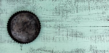 Ahşap arka plan üzerinde eski vintage pişirme tavası ve konserveler. 