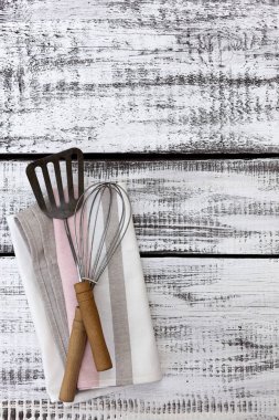 Eski vintage mutfak gereçleri, eski beyaz ahşap üzerinde pamuk bulaşık bezi