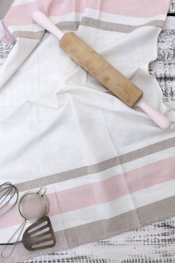 Eski vintage mutfak gereçleri, eski beyaz ahşap üzerinde pamuk bulaşık bezi