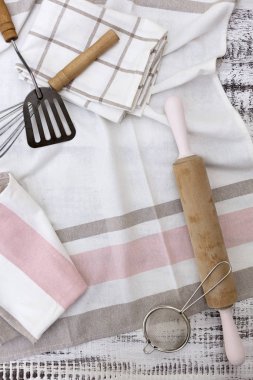Eski vintage mutfak gereçleri, eski beyaz ahşap üzerinde pamuk bulaşık bezi