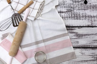 Eski vintage mutfak gereçleri, eski beyaz ahşap üzerinde pamuk bulaşık bezi