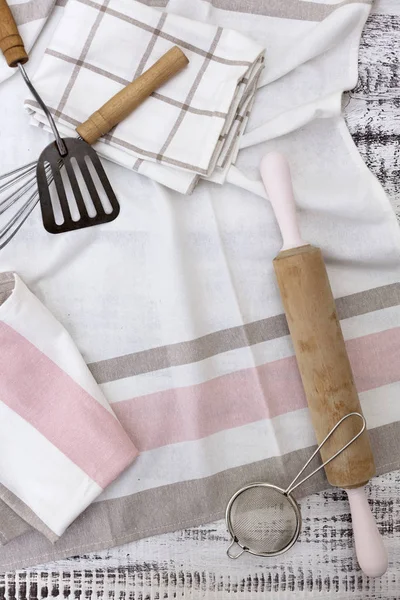 Eski vintage mutfak gereçleri, eski beyaz ahşap üzerinde pamuk bulaşık bezi