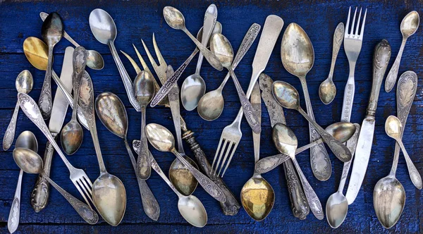 Vintage çatal - eski bir ahşap sırt üzerinde kaşık, çatal ve bıçak