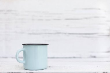 Eski ahşap arka planda retro tarzda emaye kupalar. 