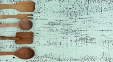 Yeşil ahşap arka plan üzerinde Vintage eski mutfak gereçleri. 