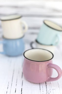 Eski ahşap arka planda retro tarzda emaye kupalar. 