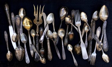 Vintage çatal - eski bir ahşap sırt üzerinde kaşık, çatal ve bıçak