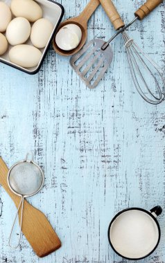 Krep pişiriyorum. Malzemeler, çanak çömlek ve tava için mutfak gereçleri