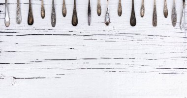 Vintage çatal - eski bir ahşap sırt üzerinde kaşık, çatal ve bıçak