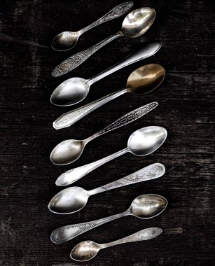 Vintage çatal - eski bir ahşap sırt üzerinde kaşık, çatal ve bıçak